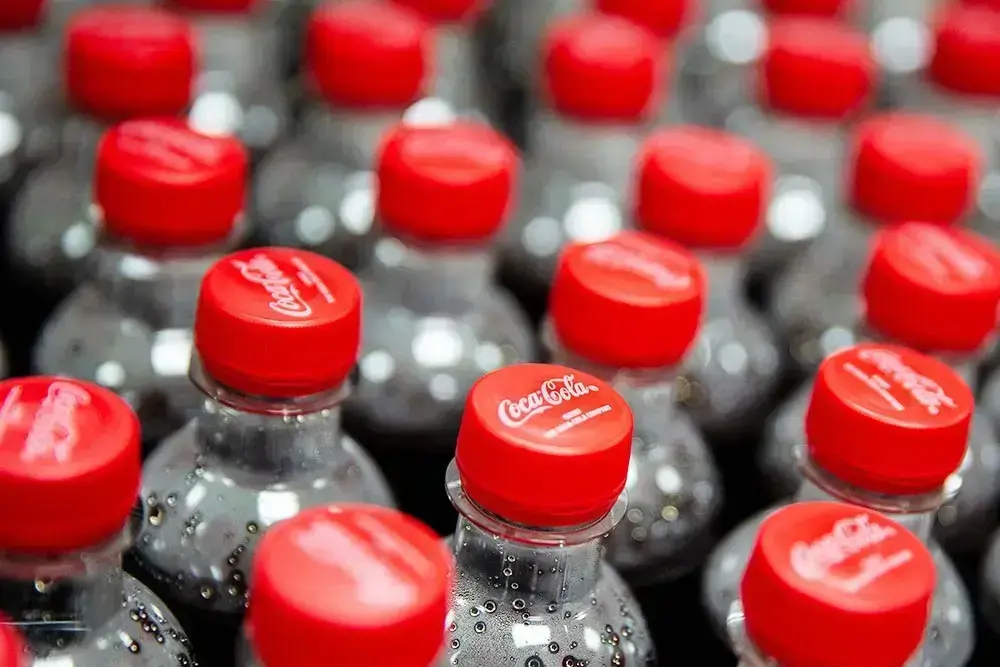 Tutup botol pada botol minuman Coca Cola