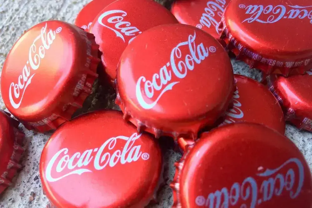 Tutup botol metal pada botol Coca Cola