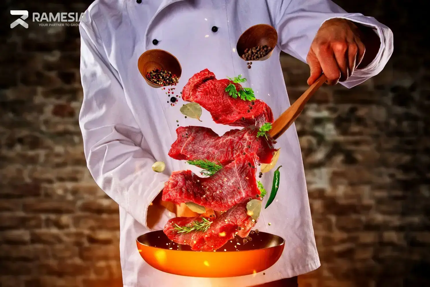 Chef Memasak Daging Chef memasak olahan daging di dapur