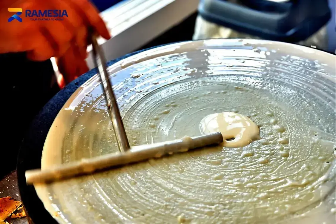 Membuat Crepes Proses membuat crepes pada cetakan