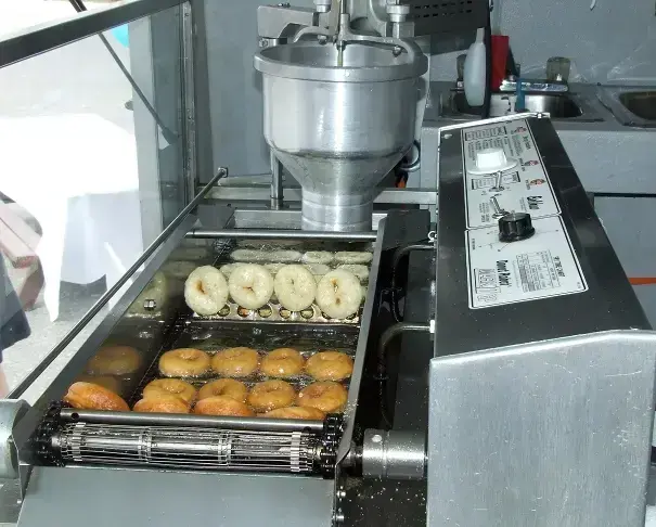 Mesin donat otomatis untuk mencetak dan menggoreng