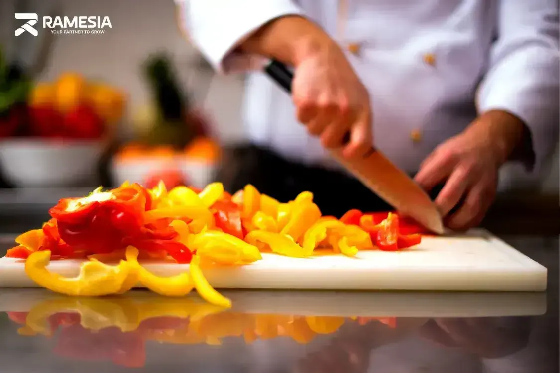 Chef Memotong Sayur Chef memotong sayur untuk persiapan masakan