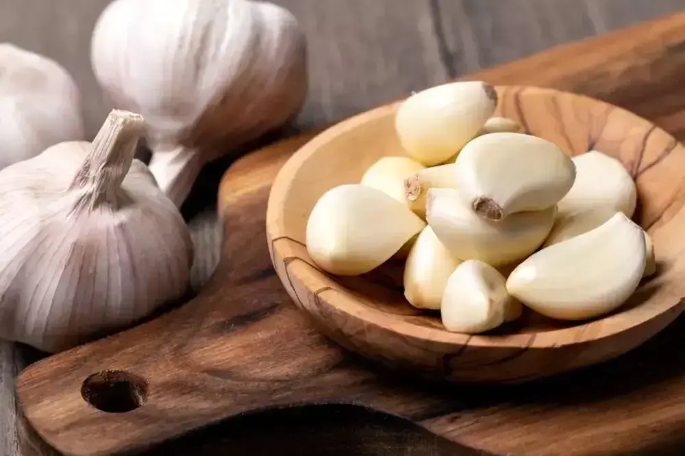 Bawang yang telah selesai dikupas