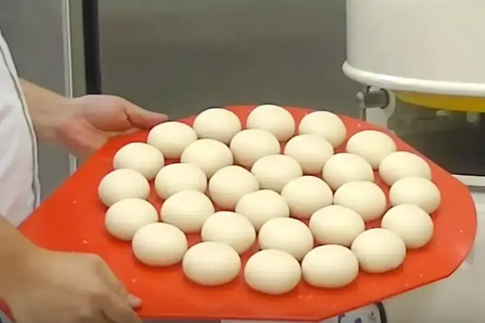Adonan roti bulat hasil dough divider