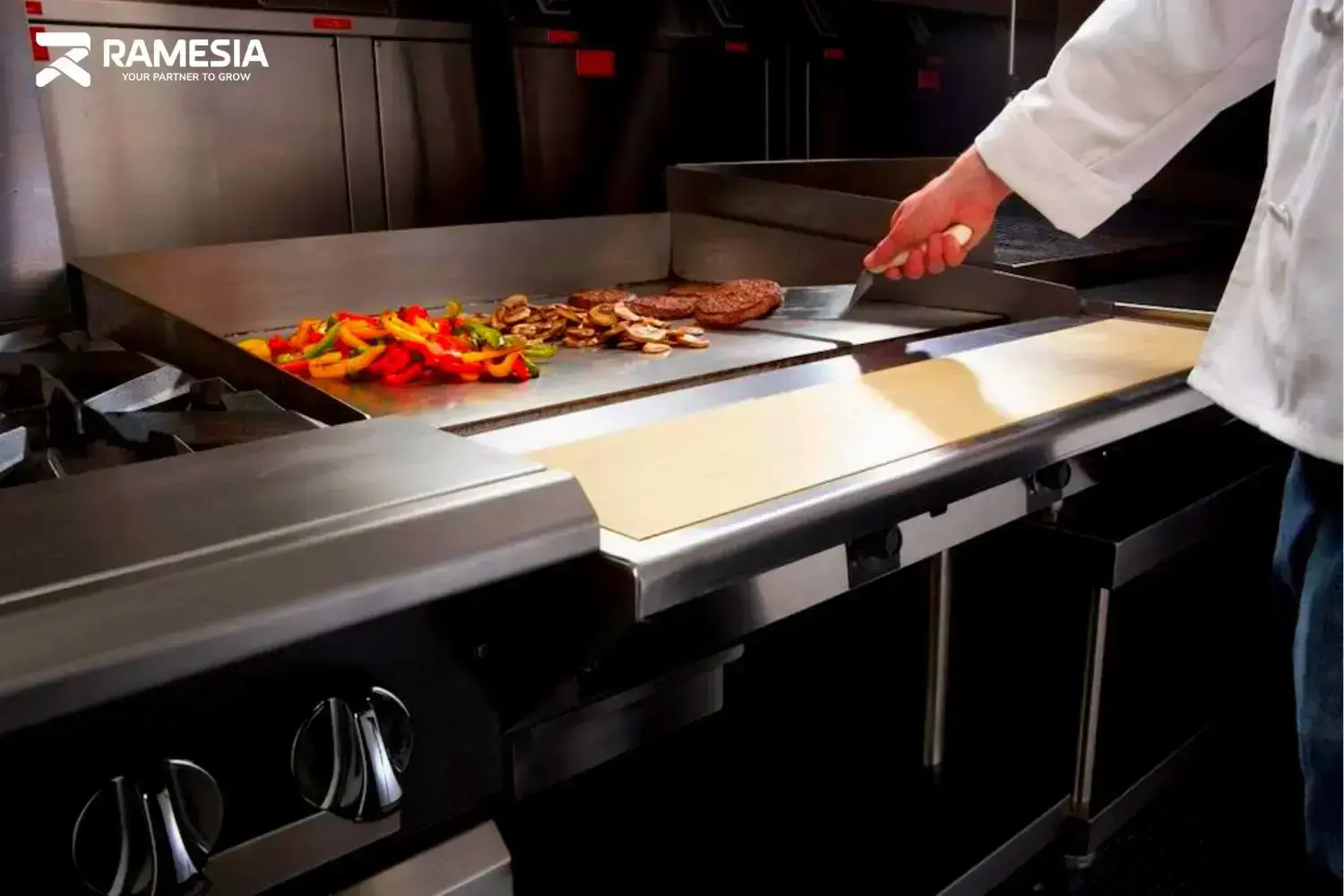 Chef Memasak dengan Gas Griddle Chef memasak dengan gas griddle