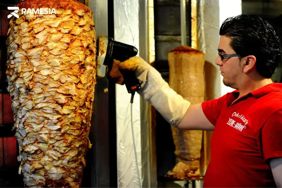 Daging kebab dipanggang dan diiris dengan slicer