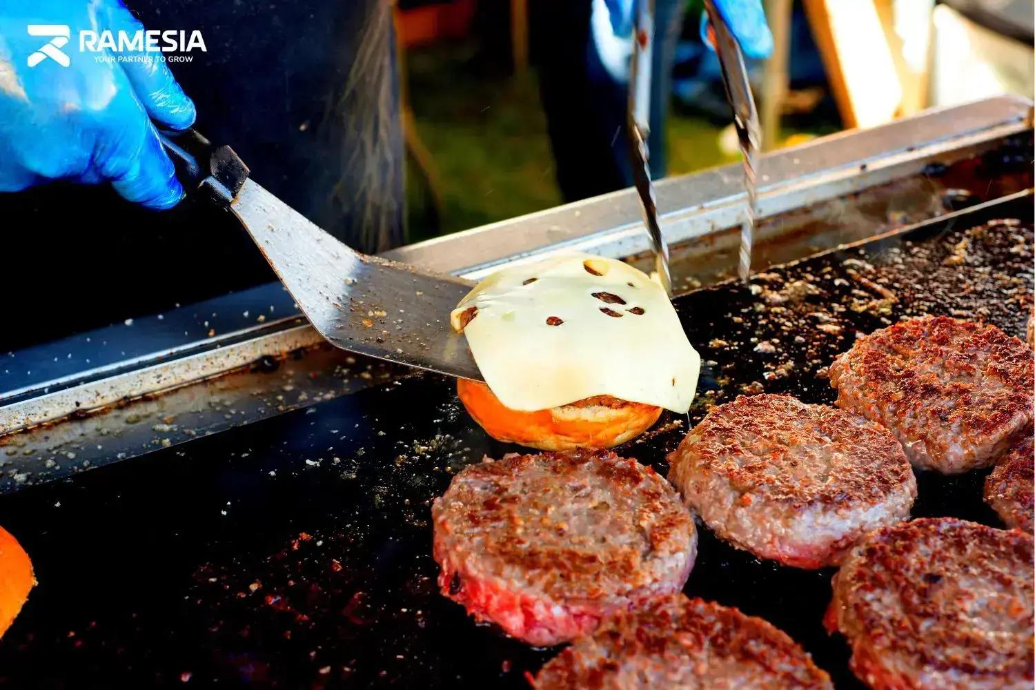 Patty on Griddle Patty daging dipanggang di atas griddle