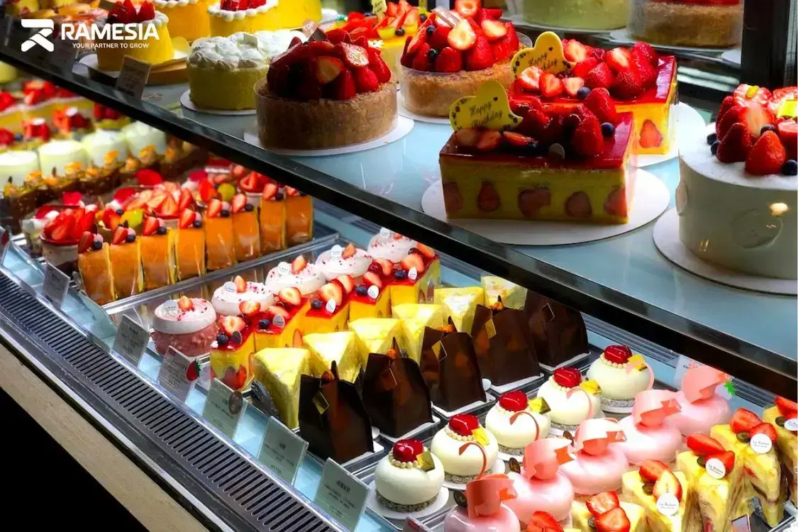 Kue dalam cake showcase berpendingin
