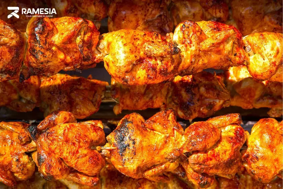 Ayam panggang pada pemanggang sistem putar