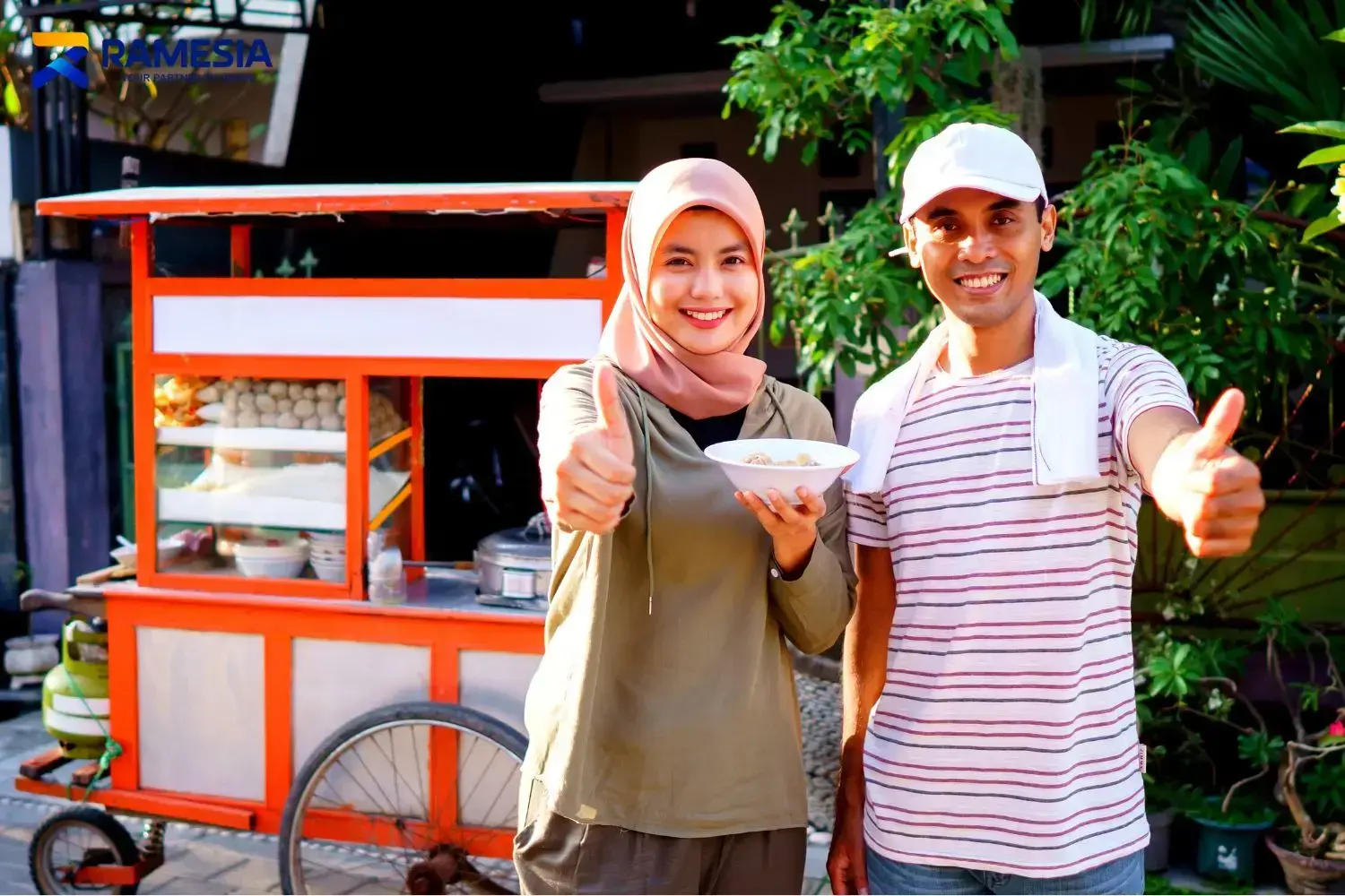 Pembeli Bakso Pembeli menikmati sajian bakso