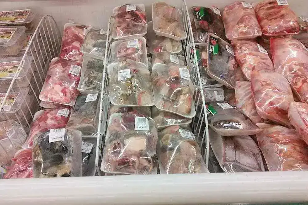 Daging dalam Freezer Box Daging disimpan dalam freezer box