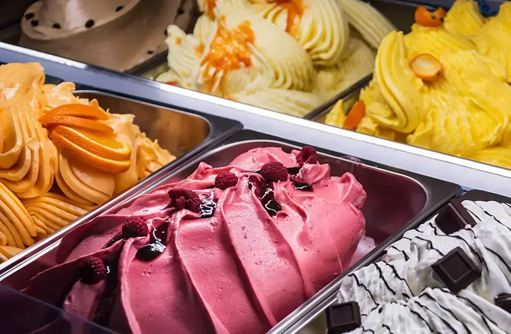 Gelato ice dalam display berpendingin