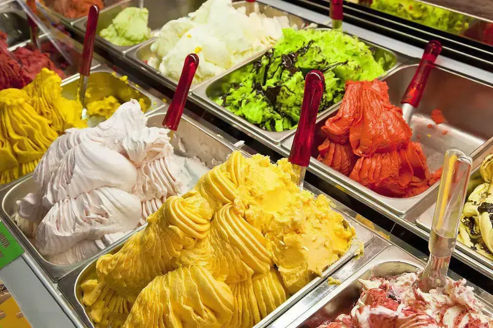 Gelato dalam mesin gelato showcase