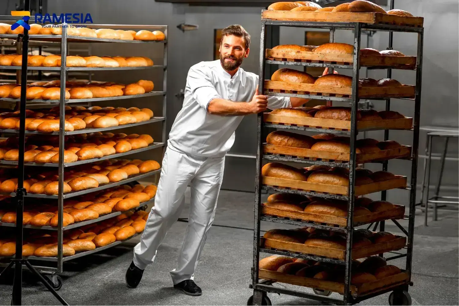 Baker menyiapkan roti untuk oven