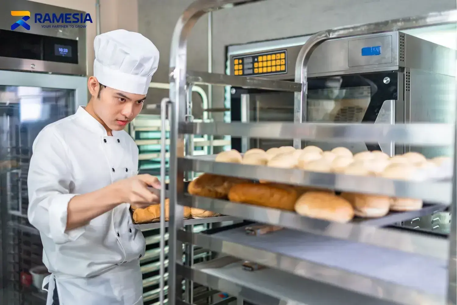 Baker menyiapkan adonan sebelum dipanggang