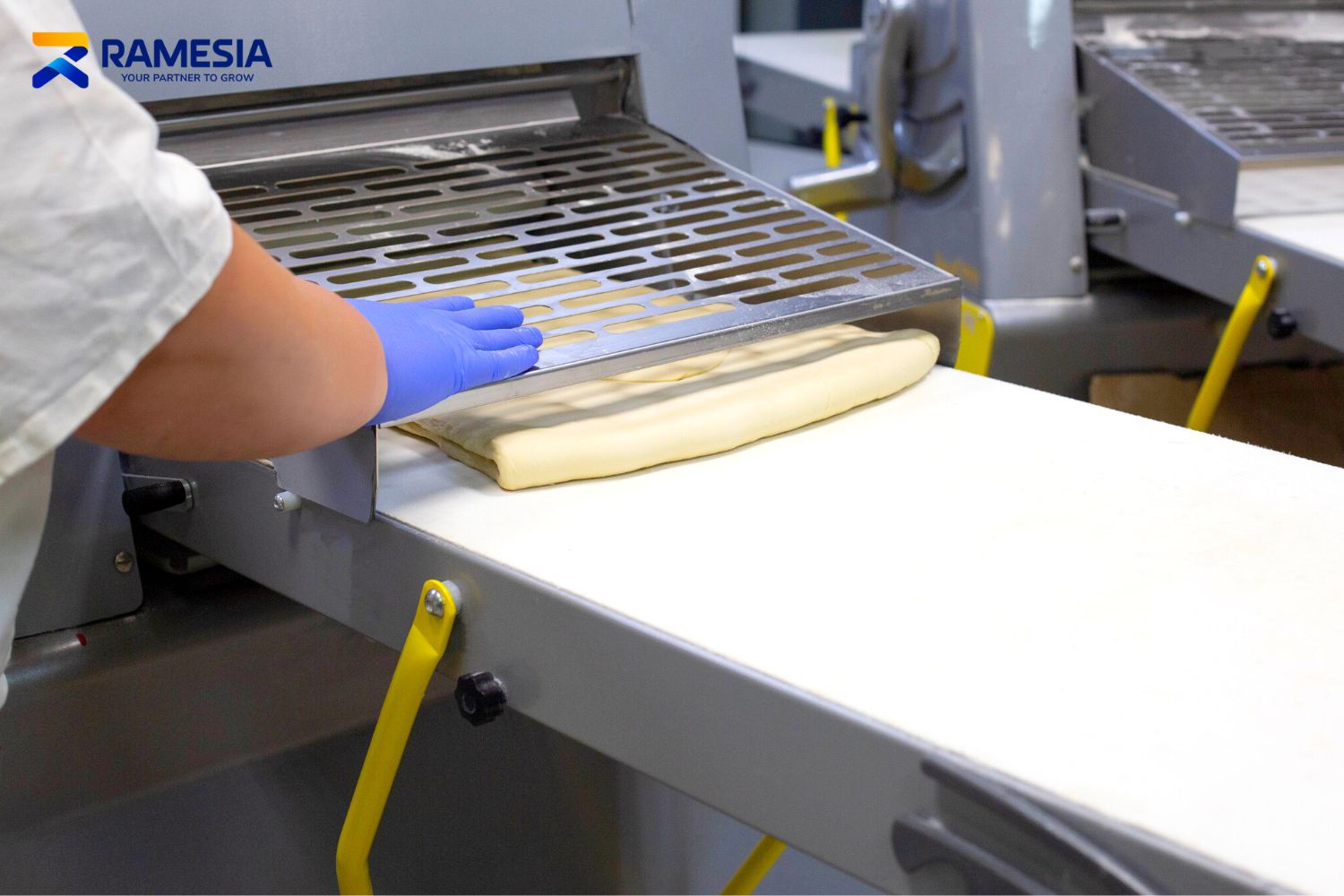 Baker Menipiskan Adonan Baker Menipiskan Adonan