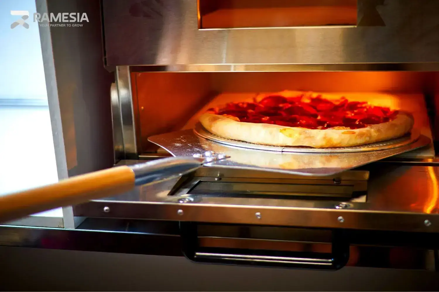 Baking Pizza Pizza dipanggang dalam oven pizza