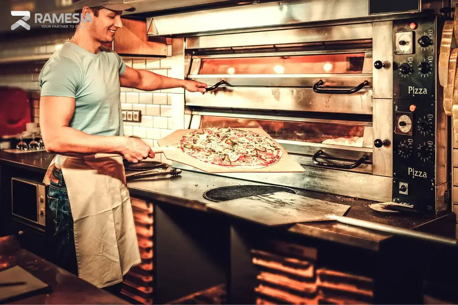 Chef and Pizza Chef menyiapkan pizza untuk dipanggang