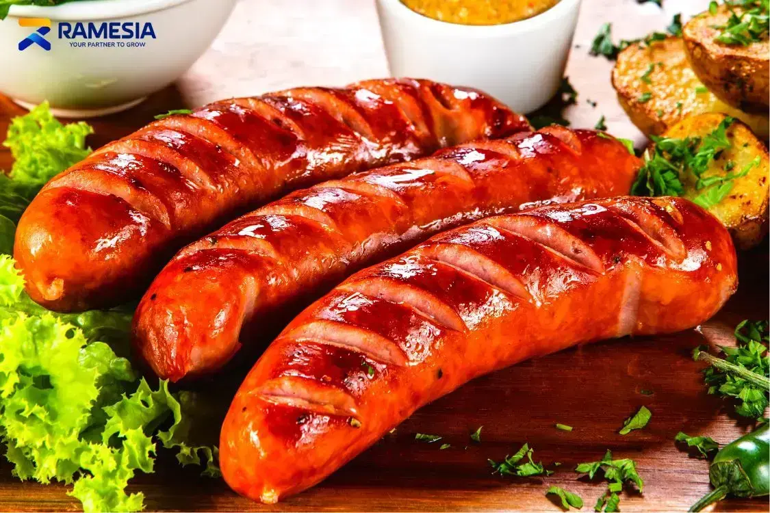 Sosis bakar dengan alat panggangan sosis